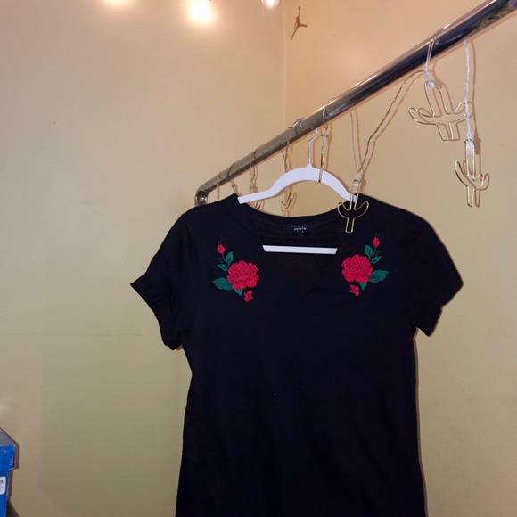 Rose detailed v-neck - Picture 2 of 2